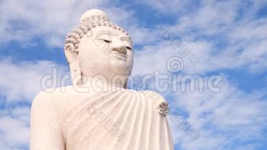 白色大佛寺。云彩在坐着的雕像上空飞舞。4K延时。泰国普吉岛。